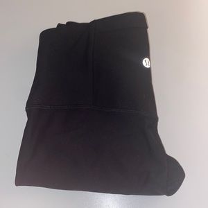 Black Lululemon Wunder Under leggings.